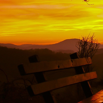 photo d'une table et des montagnes en vue