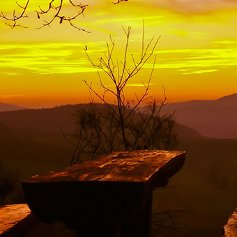 photo d'une table et des montagnes en vue