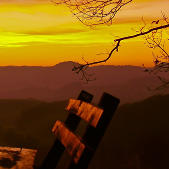 photo d'une table et des montagnes en vue