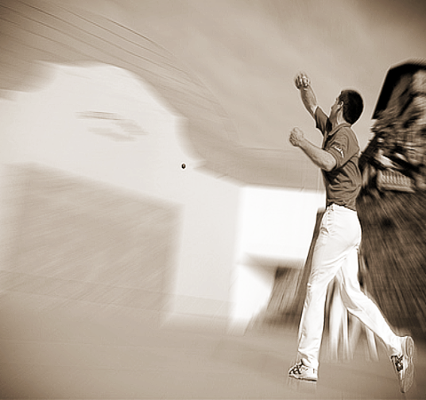 photo d'un pilotari sur un fronton