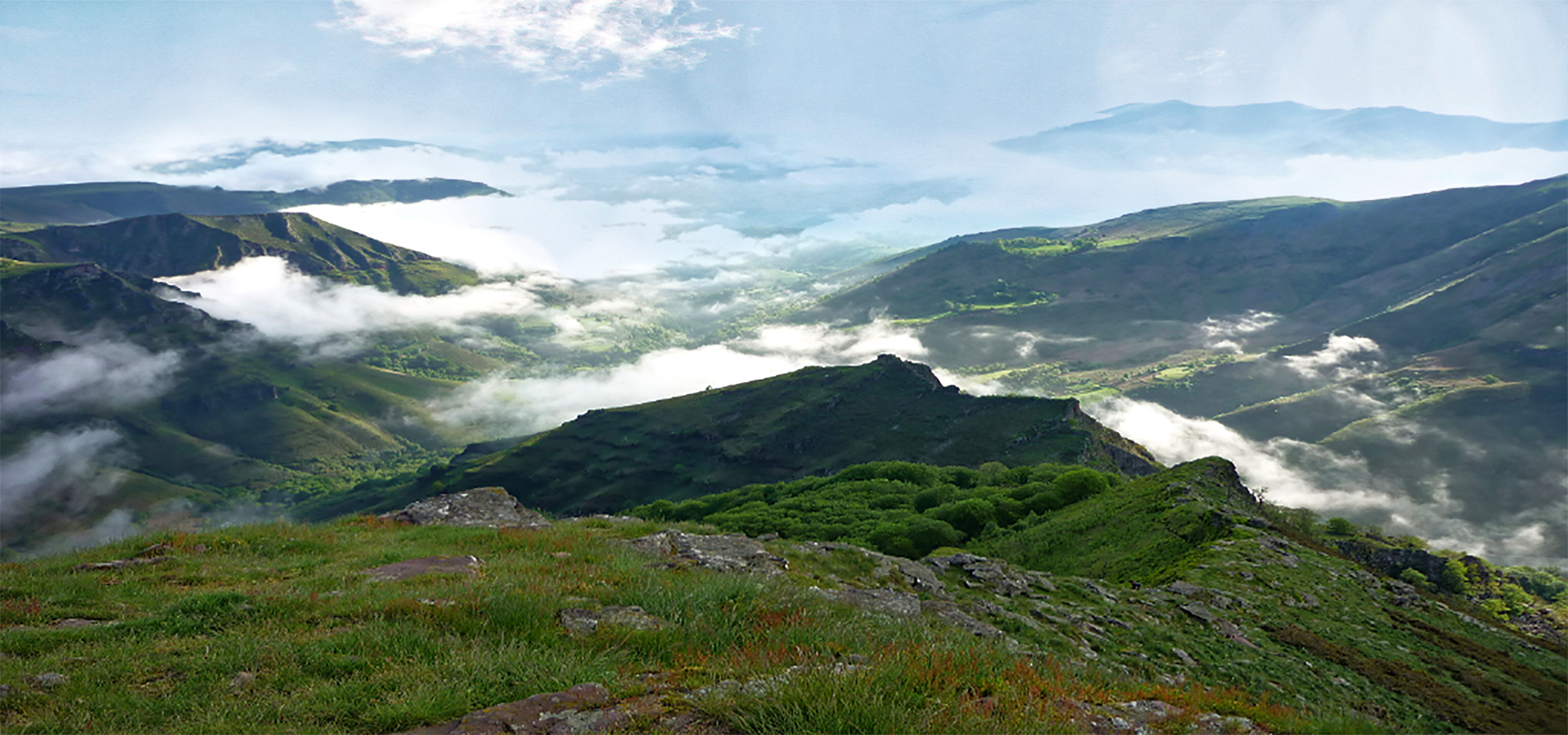 Montagne avec brouillard